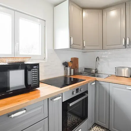 Holiday home Lovely In With Kitchen Touques