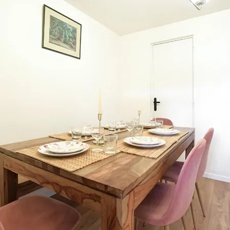 Holiday home Lovely In With Kitchen Touques